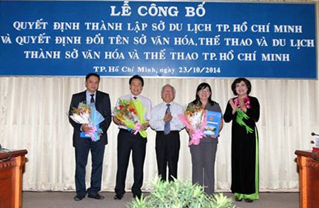 Ông Lê Hoàng Quân và bà Nguyễn Thị Hồng trao quyết định cho Ban giám đốc Sở Du lịch TP. Hồ Chí Minh